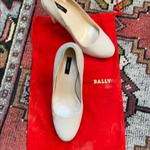 Balmy cream suede heels